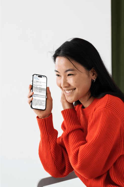 Studentin nutzt das Campus-Management-System TraiNex mobil auf dem Smartphone